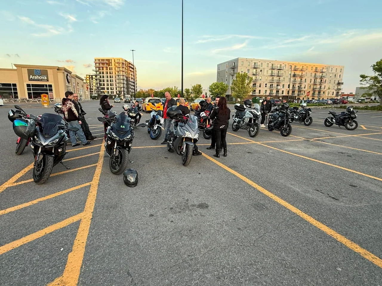 Membres des Part-Time Outlaws réunis avec leurs motos